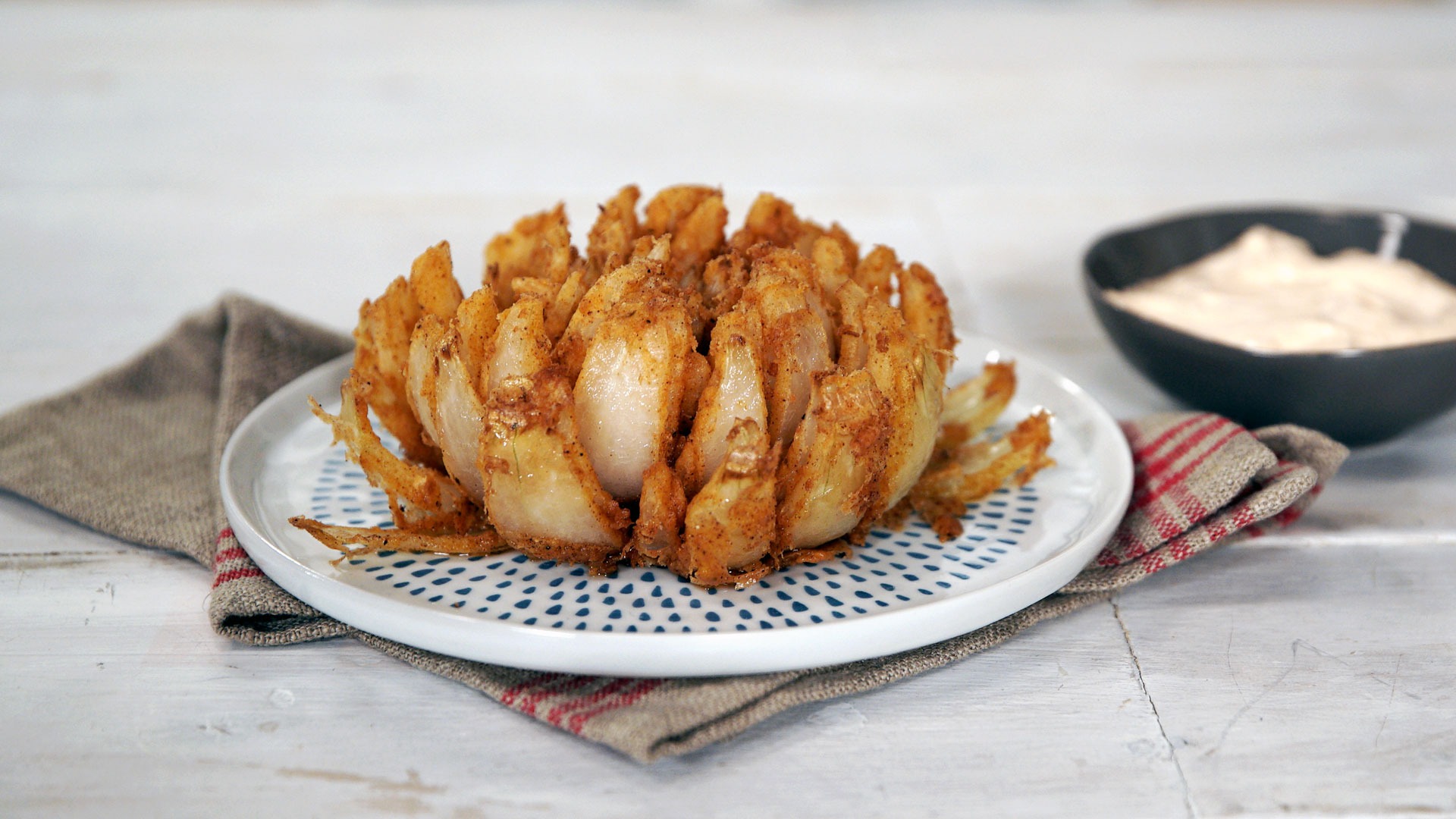 Bloomin Onion - How to Make. Great American Steakhouse - Onion Machine as  seen on TV - Easyto do. 