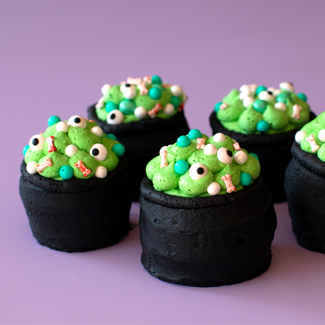 Halloween Cauldron Mini Cakes with Candy Inside