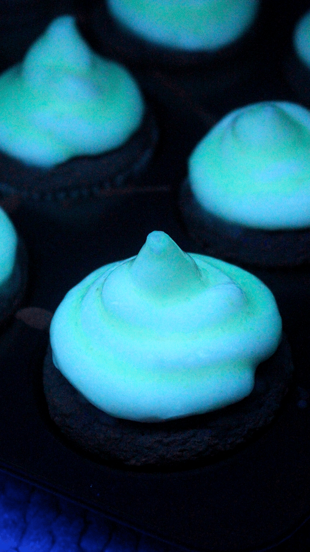 How to make colour changing UV Glow in the dark Cupcakes 