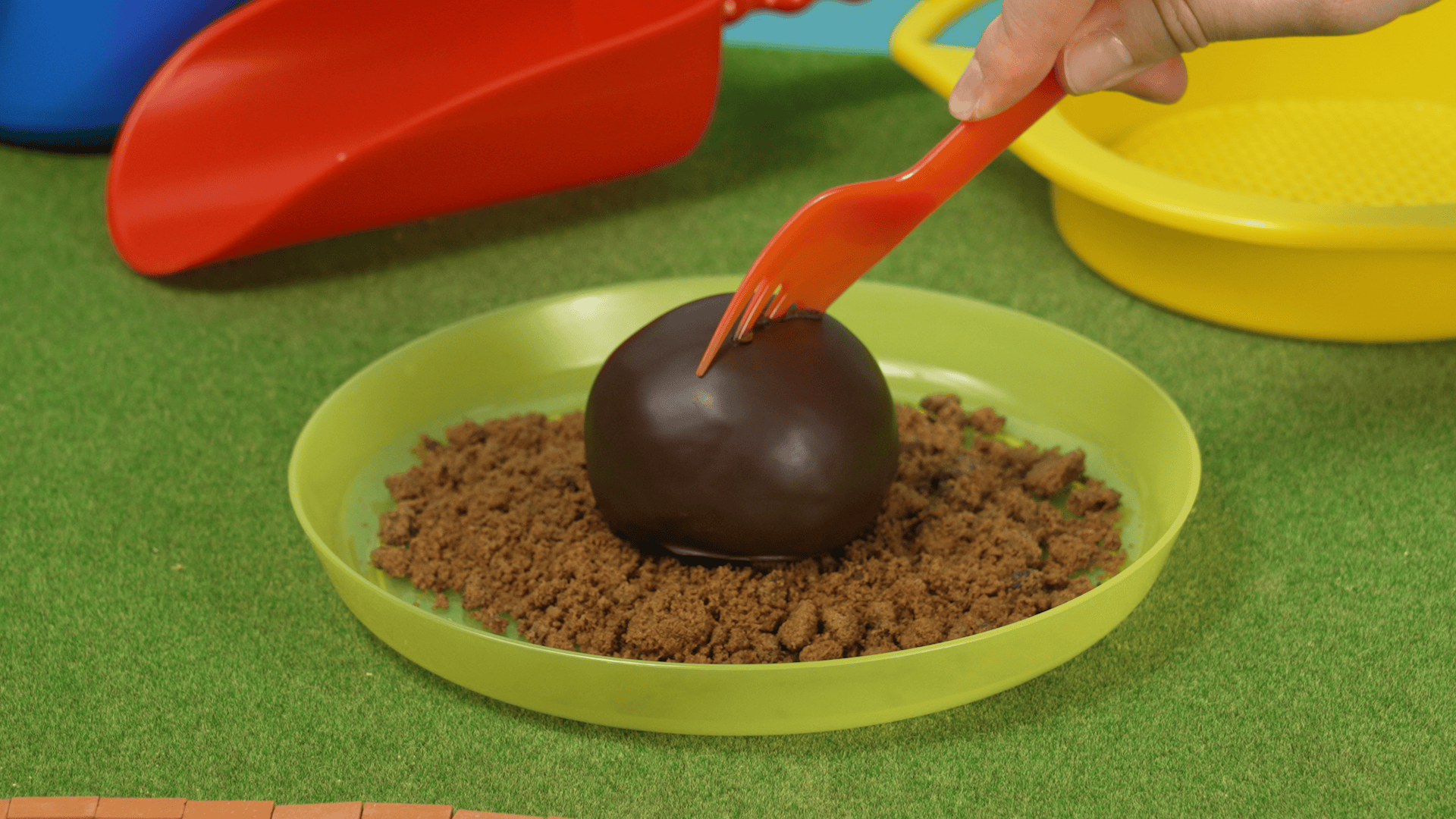 泥だんご界隈に革命】ピカピカ泥団子を簡単に作る方法（？） | TASTEMADE